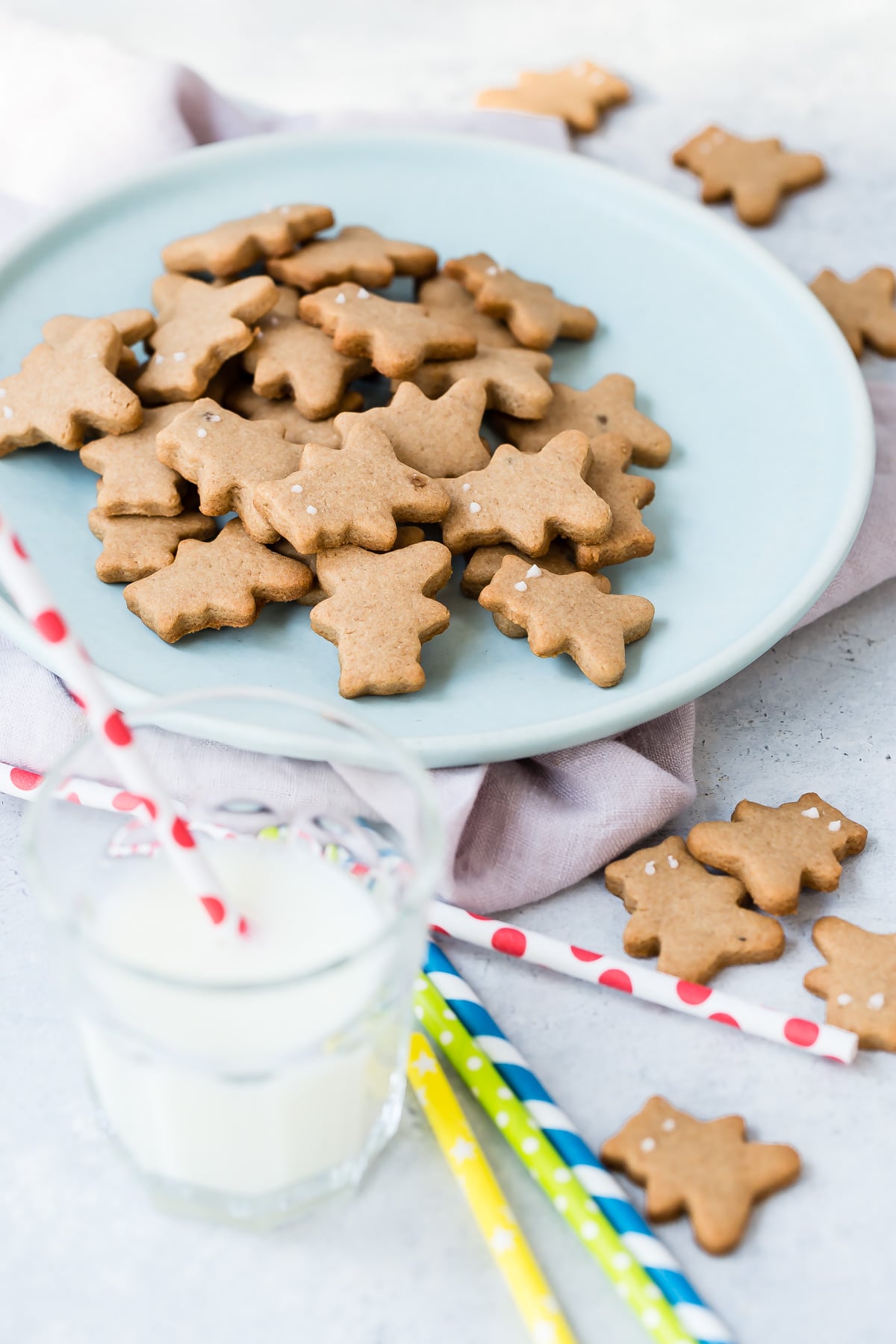 Graham Crackers recipe on blue plate.