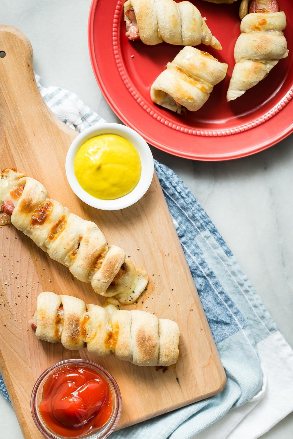 Cheesy Pizza Hot Dogs from weelicious.com